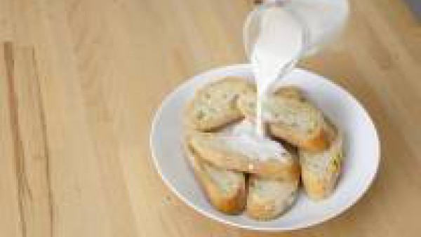 Corta unas rebanadas de pan del día anterior y remójalas en leche.