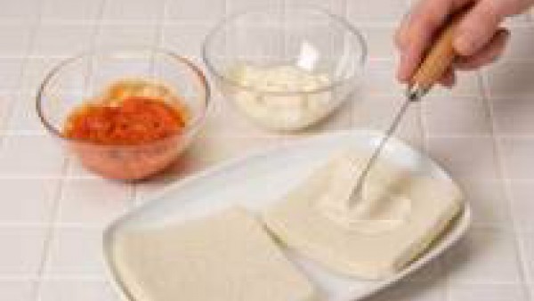 Untar el pan Bimbo Soluciones Enrollados con mayonesa y disponer encima la sobrasada. En el último momento hornear.