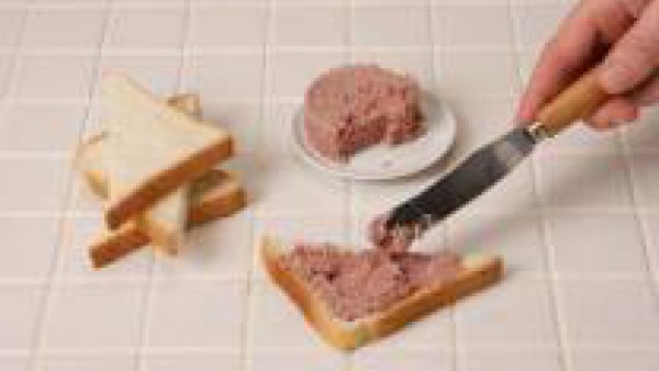 Corta el pan de molde en forma de triángulo. Úntalo con el foie-gras.