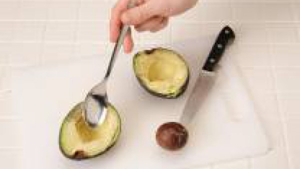 Corta los aguacates por la mitad. Quita el hueso y, con la ayuda de una cucharilla, vacíalos.