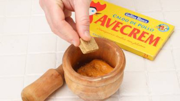 Sácalo de la sartén y ponlo en un mortero. Machácalo todo hasta conseguir una pasta fina. Añade el vinagre y el aceite de freír las avellanas. Sazona con Avecrem Caldo de Pollo desmenuzado y bátelo pa
