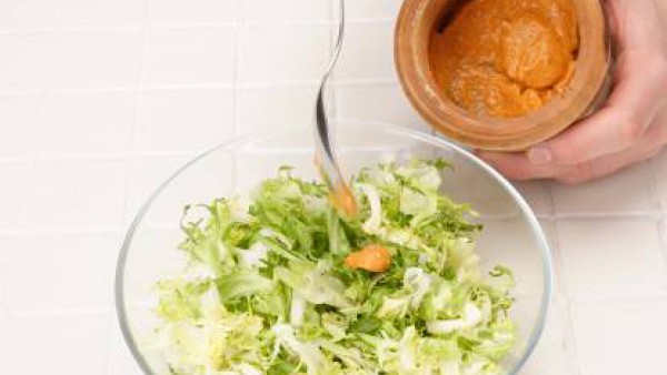 Limpia la escarola y escúrrela bien. Mézclala con la salsa y déjala reposar antes de servir.