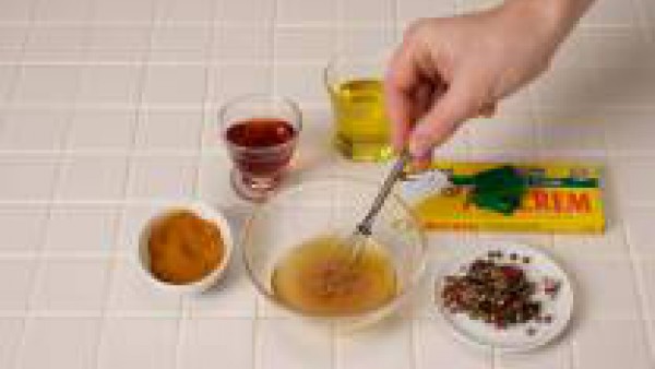 Bate con varillas el vinagre, el aceite, y el Avecrem Caldo de Pollo para hacer una vinagreta.  