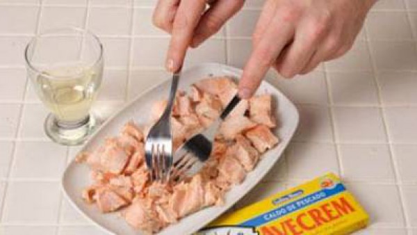 Hornea el salmón con la pastilla de Avecrem desmenuzada y el vino durante 10 minutos. Desmenuza el salmón procurando que no queden espinas.