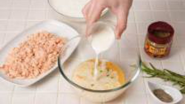 Bate los huevos junto con el Avecrem, el estragón, la pimienta y la harina de maíz disuelta en leche. Incorpora el pescado y la nata ligeramente montada.