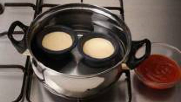 Engrasa una flanera con aceite y pan rallado, (pueden ser moldes individuales) rellénala con la mezcla. Cuece al baño María hasta que el flan esté cuajado. Sirve acompañado de salsa de tomate o mayone