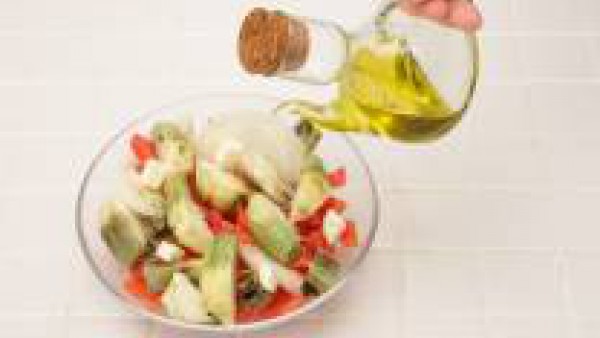 En un recipiente grande para microondas, coloca las alcachofas, la cebolla frita y el Tomate Frito Gallina Blanca. Añade el aceite y la mitad de la mantequilla. Introduce en el microondas a la máxima 