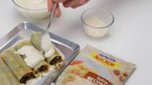 Rellenar los canelones, previamente remojados como indica el envase y cubrir con Mi Salsa Bechamel, preparada con el medio litro de leche, siguiendo las instrucciones del sobre. Gratinar.