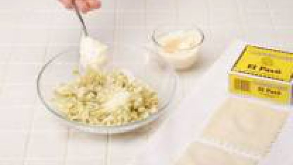 Hidrata la pasta de canelones El Pavo siguiendo las instrucciones del paquete. Tritura las alcachofas escurrida y añade el queso, el diente de ajo y 4 cucharadas de mayonesa.