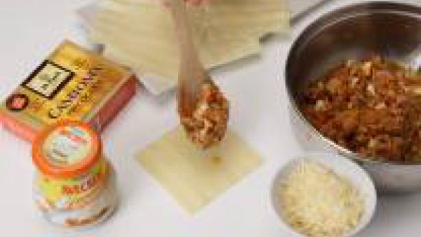 Prepara los canelones como indica el envase. Desmenuza el atún y mezcla con las aceitunas, el pimiento morrón y los huevos duros, todo muy picado. Añade a esta mezcla la mitad del Tomate Frito Gallina