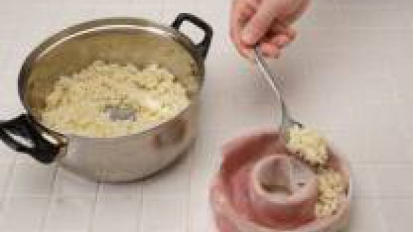 Forra un molde corona con el jamón de york y rellena con el arroz. Hornea durante unos 10 minutos más a 180º C.