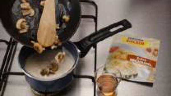 Mientras haz Mi Salsa Bechamel siguiendo las instrucciones del sobre, añade los champiñones  rehogados con mantequilla y el vino de oporto y deja cocer 5 min.