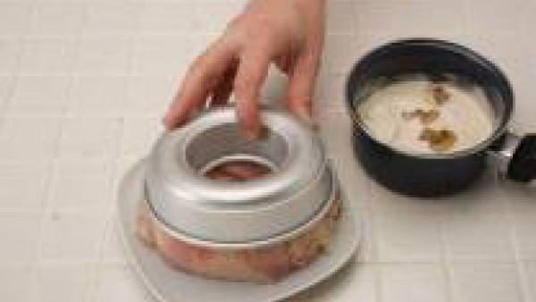 Desmolda la corona de arroz y vierte la salsa  en el centro.