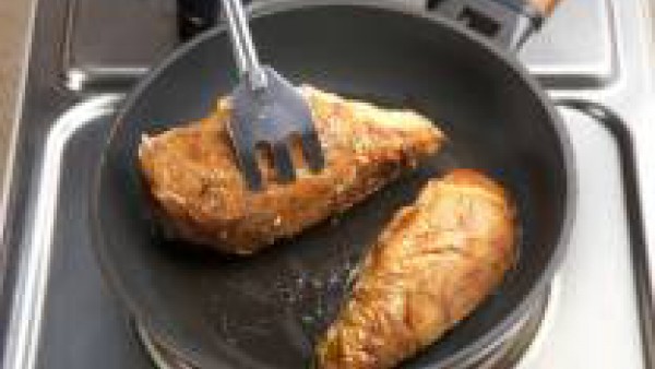 Sala los filetes de pechuga, úntalos con aceite y ásalos en la plancha muy caliente. 
