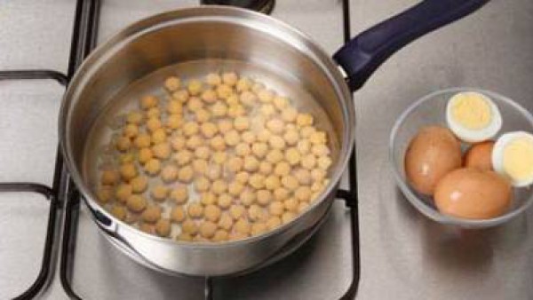 Cuece los garbanzos o utilízalos ya cocidos. Hierve los huevos 12 minutos.