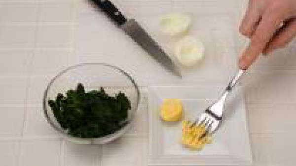 Descongela y rehoga las espinacas sin hervir y sazona con un poco de Avecrem Caldo de Pollo Granulado. Hierve los huevos; enfríalos, pélalos y separa las yemas de las claras.