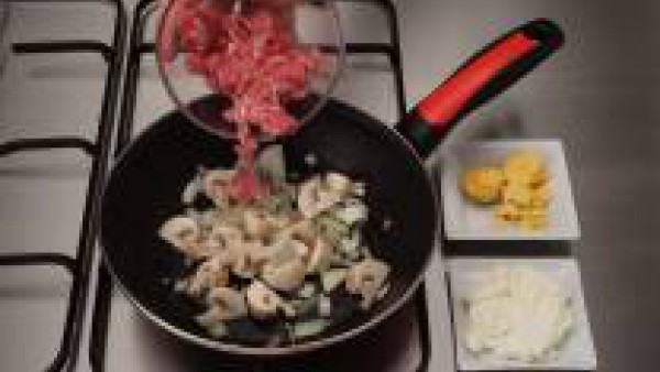 Rehoga la cebolla picada con un poco de aceite. Añade la carne picada y los champiñones. Saltea a fuego fuerte. Mezcla con las yemas y el queso cremoso y rellena las claras con este preparado.