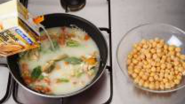 Cubre con el caldo y añade los garbanzos, lavados y bien escurridos. Cuece durante unos 15-20 minutos.
