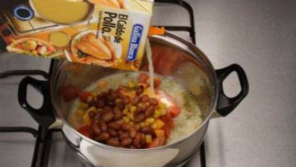 Riega todo con el caldo y deja cocer 15-20 minutos. Sirve con arroz blanco.