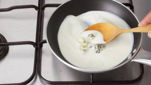 En una cazuelita aparte, deshaz el queso azul junto con la nata e incorpora el queso fresco a taquitos.