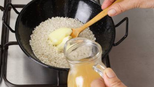 Rehogar el arroz en mantequilla, y si se quiere es el momento de añadir el vasito de vino, (dejándolo evaporar). Cubre con la mitad del Caldo de Casero de Pollo 100% Natural Gallina Blanca y deja coce