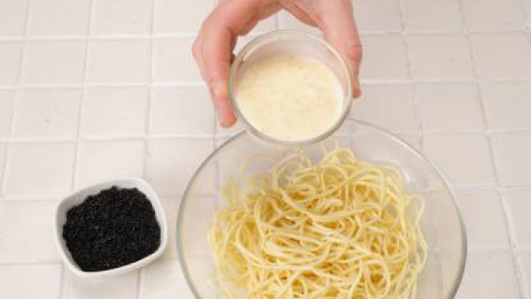 Sirve la pasta con la salsa por encima y cubierta con el caviar.