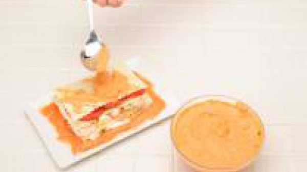 En una fuente, pon una capa de coulis de tomate; encima una placa de lasaña; otra de queso; de nuevo, una placa de lasaña; una capa de gambas y huevo duro; otra de tomate y termina con una placa de la