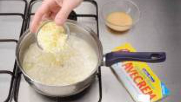 Agrega el queso, el Avecrem desmenuzado y los huevos ligeramente batidos.