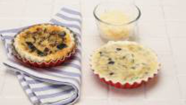 Rellena con la mezcla de las berenjenas el hojaldre y cubre con el queso rallado. Hornea a 200ºC. durante 30 minutos. Sirve caliente o frío.