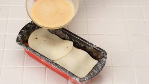 Vierte por encima el huevo batido y hornéalo a 200ºC. durante 30 min. aprox. Deja enfriar en el molde y sírvelo cortado en lonchas.