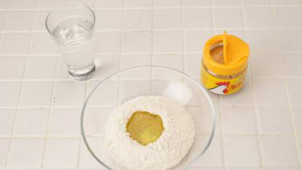 Pon la harina en un cuenco y añade 70 ml de aceite, un pellizco de Avecrem Caldo de Pollo Granulado y un vasito de agua. Trabaja hasta conseguir una pasta lisa. Divídela en dos porciones y estíralas e