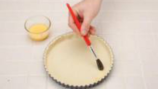 Engrasa un molde y fórralo con una parte de la masa. Añade el relleno y tapa con la otra parte de masa. Cierra los bordes y pinta la superficie con yema. Introduce en horno precalentado a 180º C duran
