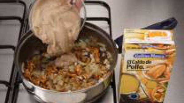 Una vez evaporado el alcohol, añade el puré de castañas junto con el Caldo Casero de Pollo 100% Natural. Cuece durante 20 min. a fuego suave removiendo de vez en cuando.