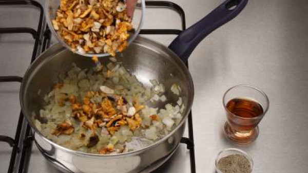 Sofríe la cebolla picada en una cacerola con mantequilla. Agrega las setas picadas y rehogarlas. Añade un poco de pimienta y riega con el Jerez.