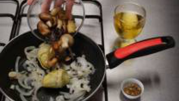 Cuando suelten el agua, agrega las setas y, por último, el vino blanco con una cucharadita de mostaza.