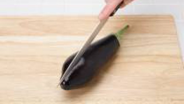 Corta las berenjenas por la mitad a lo largo, márcalas con la punta del cuchillo y cuécelas unos 12 minutos en agua sazonada con una pastilla de Avecrem 10% Natural 8 verduras Gallina Blanca. Vacíalas
