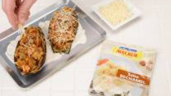 Rellena las bases de berenjena. Decora con un fondo de Mi Salsa Bechamel, preparada con la leche siguiendo las instrucciones del sobre. Coloca las berenjenas rellenas, esparce el queso por encima y gr
