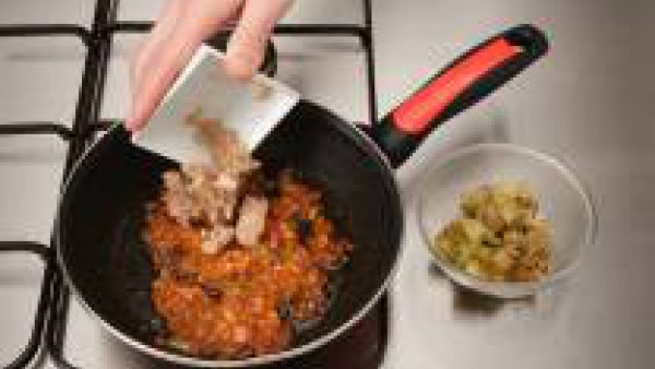 Rehoga el Sofrito de Tomate y Cebolla Gallina Blanca. Añade el ajo picado y el Tomate Frito Gallina Blanca. Deja cocer durante 5 minutos; agrega la pulpa de las berenjenas y cuece un poco más. Retira 