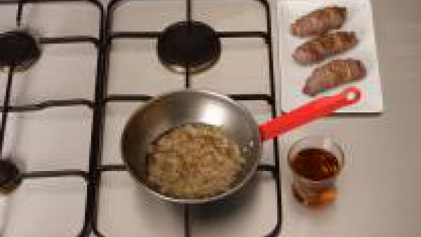 En una cazuela, pon la cebolla frita y el vino. Añade los rollitos de carne. Sazona con la pastilla de Avecrem Bajo en Sal y cuece a fuego suave unos 15 minutos.