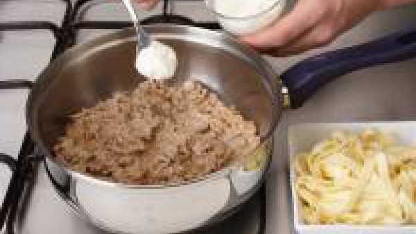 Cocer a fuego suave hasta que esté todo cocido. Se puede servir con arroz blanco o pasta.