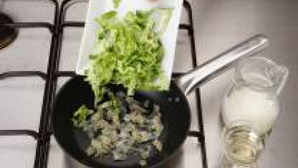 Limpia, lava y corta el repollo en tiritas. Añade el repollo a las chalotas y rehoga 5 minutos. Riega con el vino blanco y dejar consumir. Añade la nata. Acompaña el salmón con las ciruelas y el repol