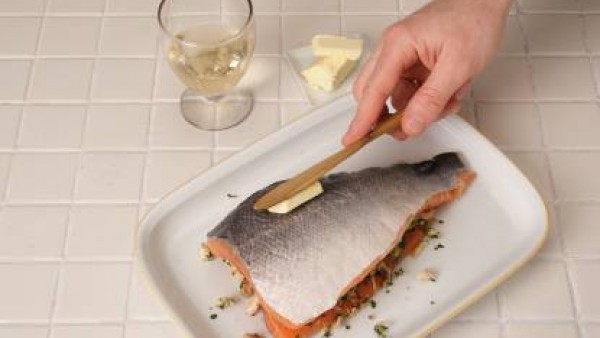 Cubre con la otra suprema, unta por encima un poquito de mantequilla y esparce el ajo a láminas. Riega con vino y hornea a 200º C durante 30 minutos. Sirve en rodajas y recién hecho.