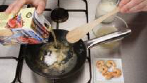 Saltea las gambas en aceite. Retira y reserva. Añade la harina y cuece unos minutos. Incorpora poco a poco el caldo de pescado, la leche y el caldo reservado y colado. Remueve para que no se formen gr