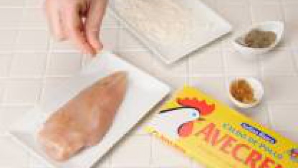 Sazona las pechugas de pollo con Avecrem Caldo de Pollo desmenuzado y pimienta, enharínalas y dóralas ligeramente en una sartén con aceite caliente.