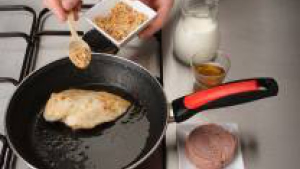 Añade las almendras y el foie-gras y deja cocer durante 5 min. Incorpora la nata líquida y el coñac y deja en el fuego un minuto.