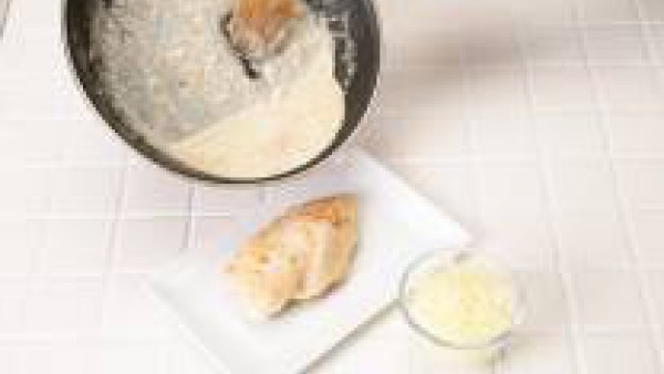Escurre las pechugas y trasládalas a una fuente refractaria. Cubre con la salsa obtenida y espolvorea con el queso rallado. Gratina y sirve.