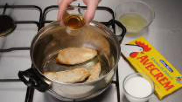 Dora las pechugas en una cazuela con un poco de aceite y sazónalas con Avecrem Caldo de Pollo desmenuzado y ligeramente enharinadas. Agregar el jerez, deja evaporar y añade el zumo de la lata de piña 