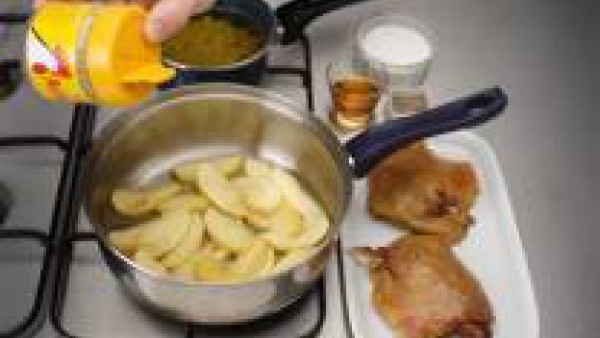 Precalienta el horno a 200º. Desgrasa el confit y ponlo en una fuente de horno sobre las manzanas y las naranjas cortadas en gajos, regadas con el zumo de limón para que no se oxiden. Hornea 15-20 min