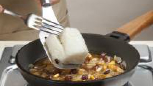 Deja cocer a fuego lento durante 10 minutos. A continuación, añade el bacalao y sigue la cocción durante 5 minutos más. Espolvorea con la pastilla de Avecrem y remueve bien para que se integren los sa