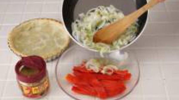Mezcla las cebollas con los pimientos y repártelos por encima de la masa ya horneada.  Espolvorea con la pastilla de Avecrem.  Hornea 20 min. más.